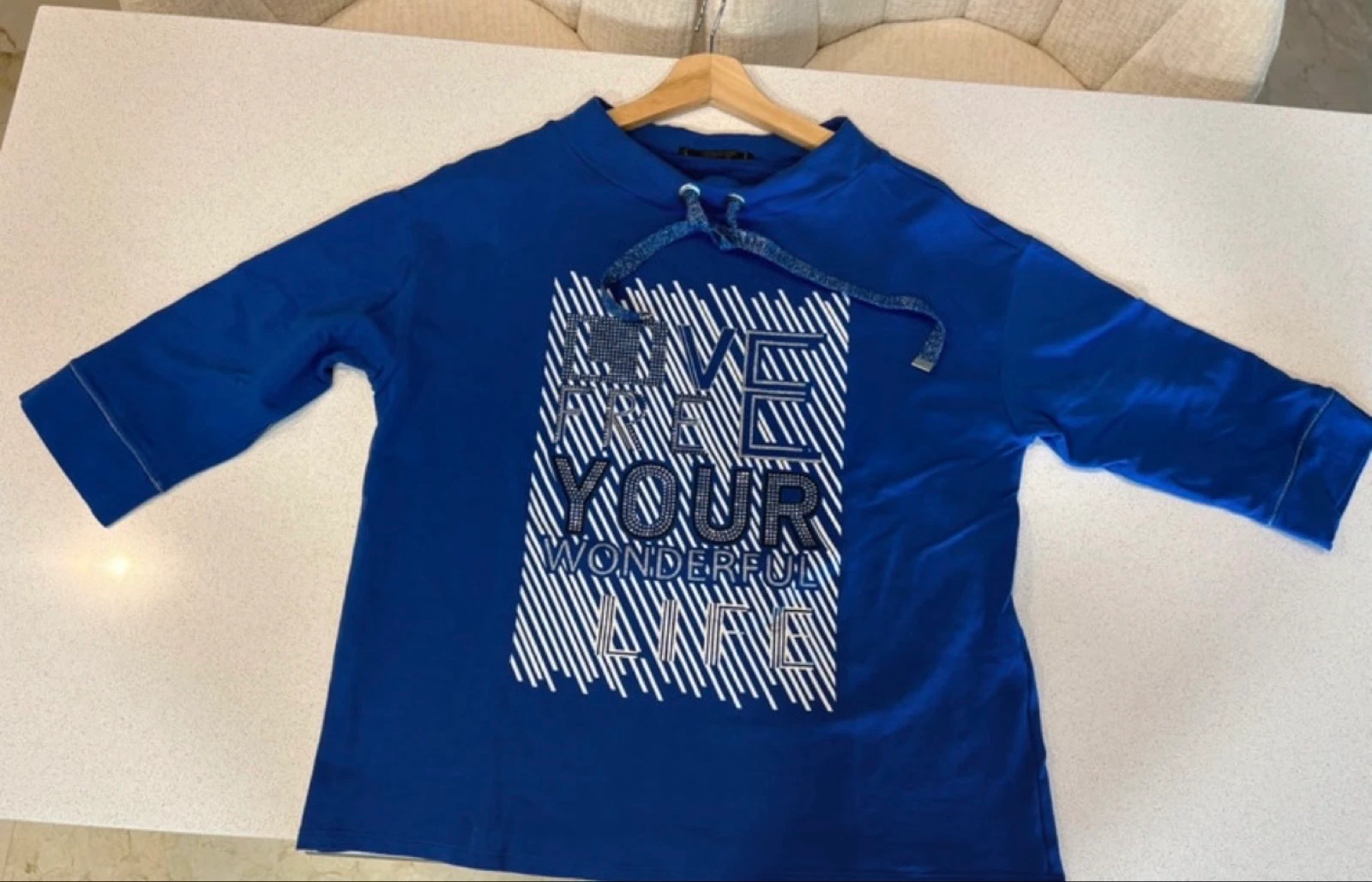 Haut Betty Barclay bleu strass T42